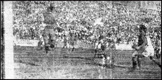 Saso se hace con un balón que disparó Caeiro desde lejos. REAL SOCIEDAD DE FÚTBOL DE SAN SEBASTIÁN 0 REAL VALLADOLID DEPORTIVO 1. 30/04/1950. 46º Campeonato de España-Copa del Generalísimo, octavos de final, partido de ida. San Sebastián, Guipúzcoa, estadio de Atocha. GOLES: 0-1: 61’, Juanco.