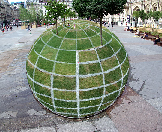 optical illusion at paris town hall