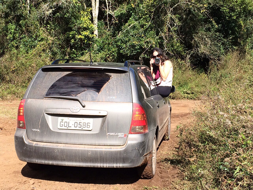 sentada na janela do carro