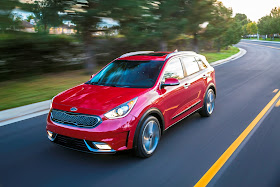 Front 3/4 view of 2017 Kia Niro