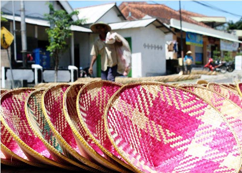  Kerajinan  Anyaman Bambu  Seputar Khas Daerah Magetan