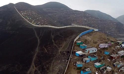 Wall Of Shame Dinding Pemisah Orang Kaya dan Miskin di Peru
