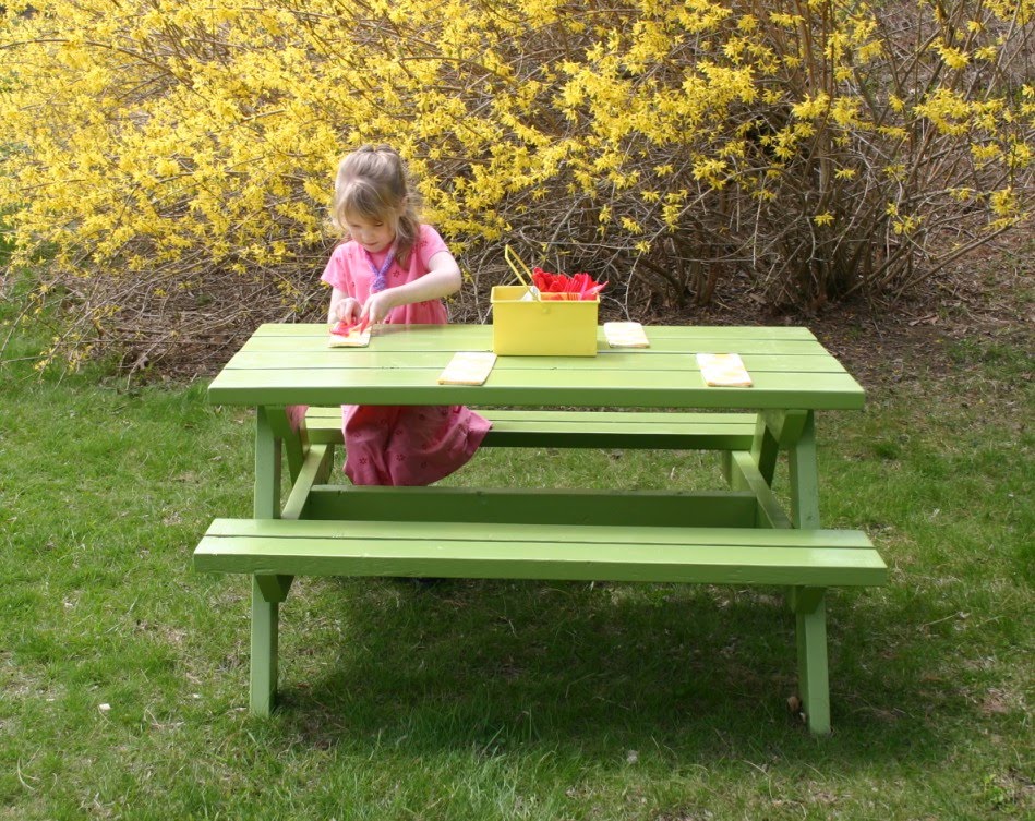 Always creating something at Home: Big Kids Picnic Table in Cilantro