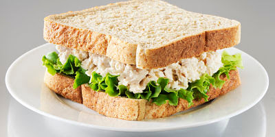 <img src="sandwich-de-atún.jpg" alt="puedes comer un sandwich de atún con lechuga para la cena"> 