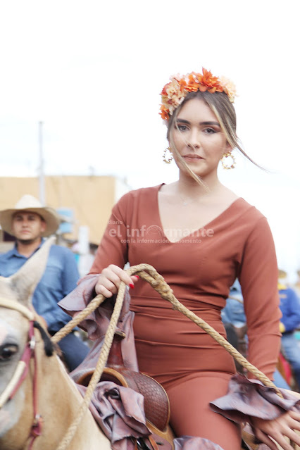 Con un colorido desfile-cabalgata que partió desde la avenida 14 de Febrero sector Los Profesionales, y culminó en la avenida Rotaria, se dio inicio a la edición 41 de las ferias de Carora, llamadas en esta oportunidad Expoferia Carora 2022, en homenaje al presbítero Alberto Álvarez Gutiérrez en honor a San Juan Bautista y en el marco del bicentenario de la muerte del Epónimo Pedro León Torres. Un río de gente colmó las calles de la ciudad para dar la bienvenida al evento más importante del año, mientras en el parque ferial “Teodoro Herrera Zubillaga” (abarrotado de visitantes también), quedó oficialmente inaugurada la edición correspondiente a este año.