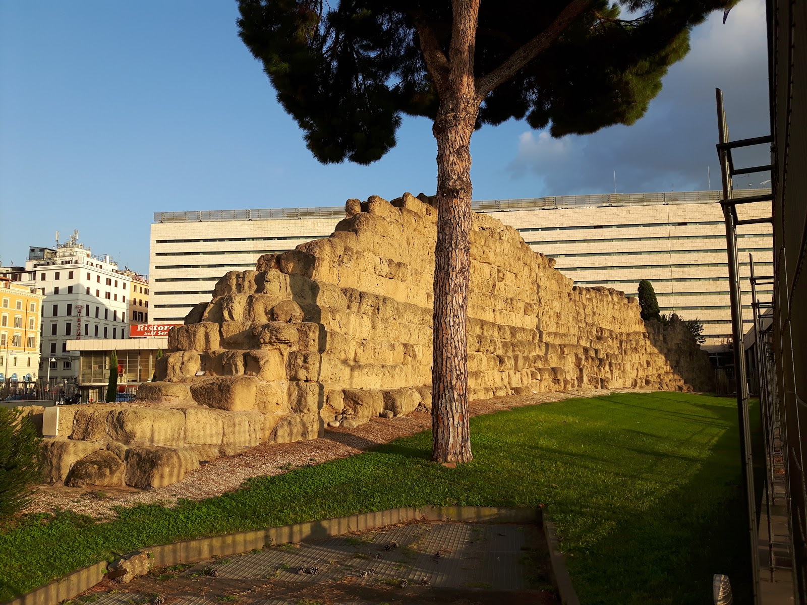 Rerum Romanarum: Mura Serviane in Piazza dei Cinquecento