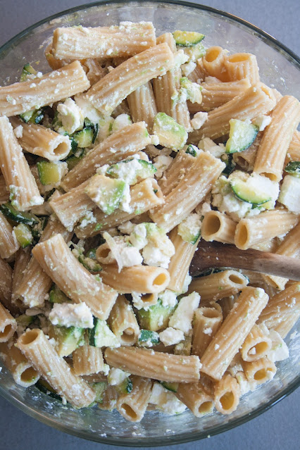 Pasta fredda con zucchine, avocado e feta