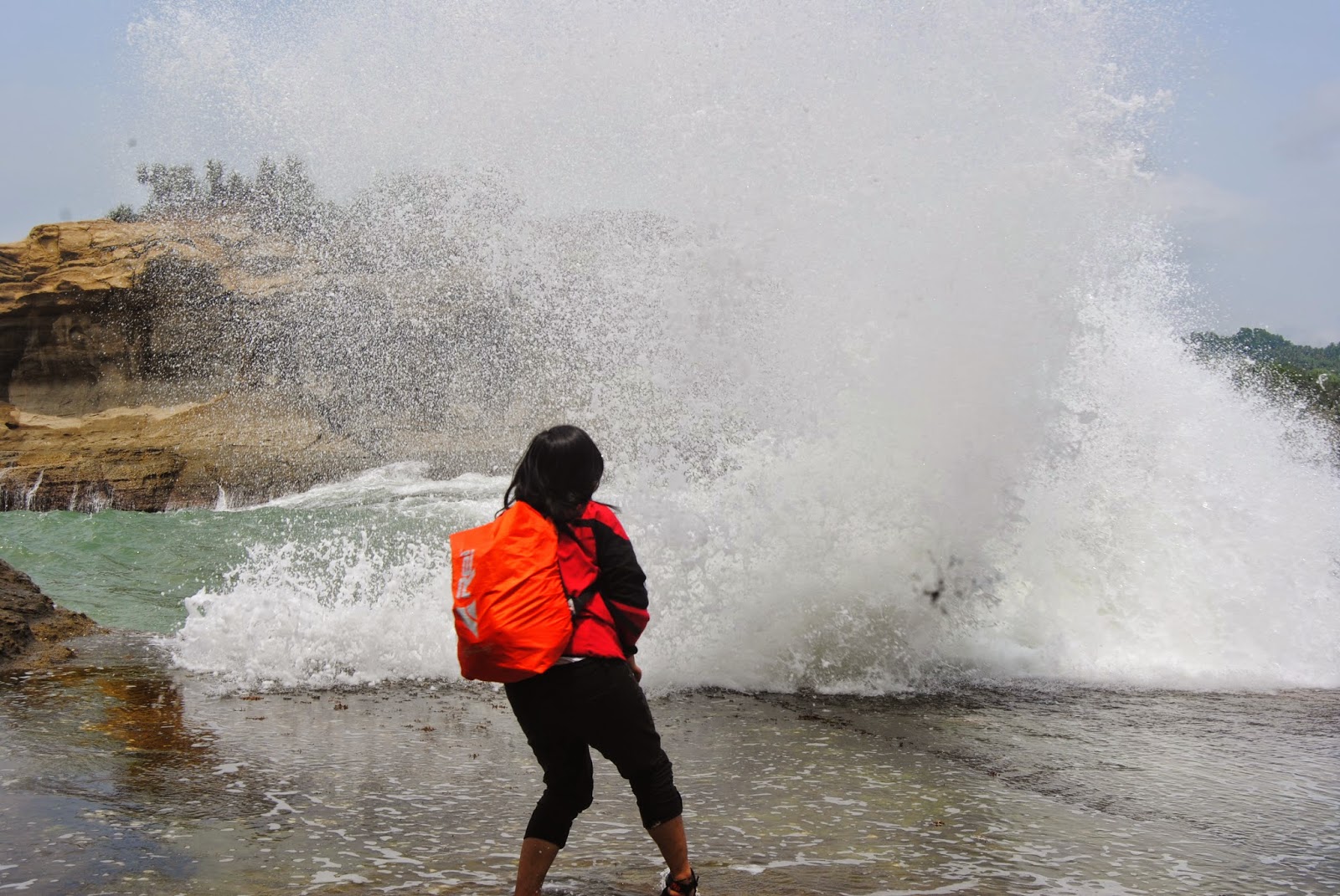 Srie Sasanti Aga Lestari Menjelajahi Pesona Pantai Klayar 