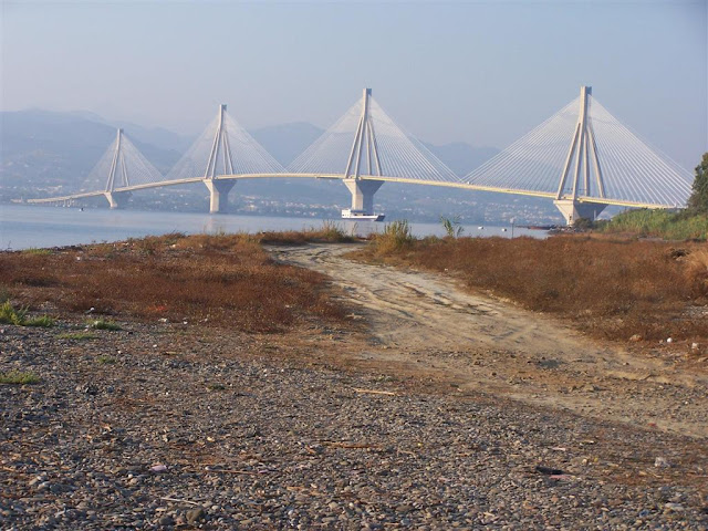 Patras’ı karşı kıyıya bağlayan Rio-Antirio Köprüsü