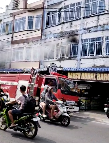 Diduga Akibat Hubungan Arus Pendek, Toko Penjual Rokok Elektrik di Karimun Terbakar