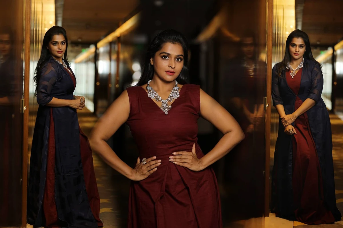 Actress Ramya Nambeesan Cute Lovely Pics