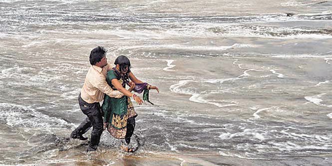 হুদহুদ সাইক্লোনের তাণ্ডবে ভালোবাসার নজির