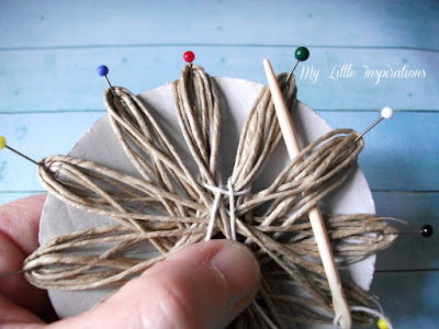 DIY Twine and raffia flowers with recycled paper leaves - Fiori di spago e rafia con foglie carta riciclata 10 - My Little Inspirations