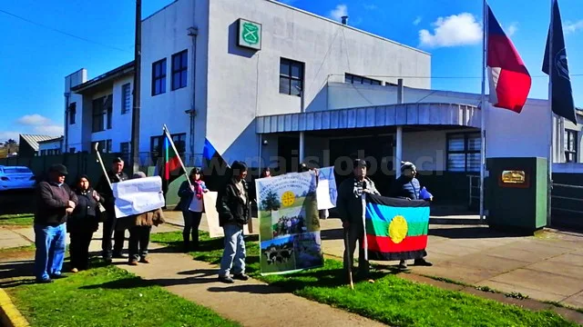 Mapuches frente a Comisaria de Osorno