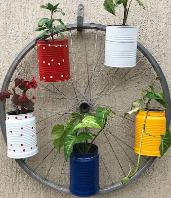 Até com aros velhos de bicicleta dá para criar uma decoração criativa no jardim
