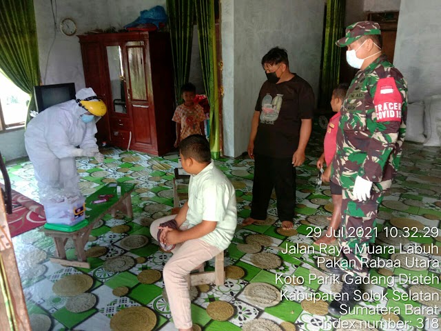 Tracing Contact Covid-19, Babinsa dan Bhabinkamtibmas Dampingi Tim Puskesmas Sungai Kalu