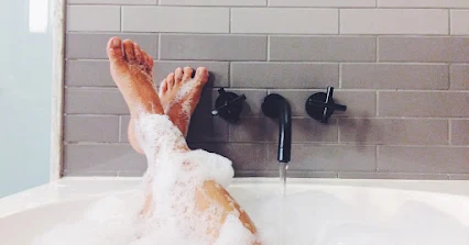 What are the benefits of taking a bath at night?