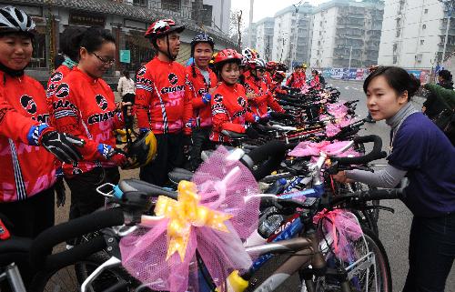 Couple married on bicycle picture