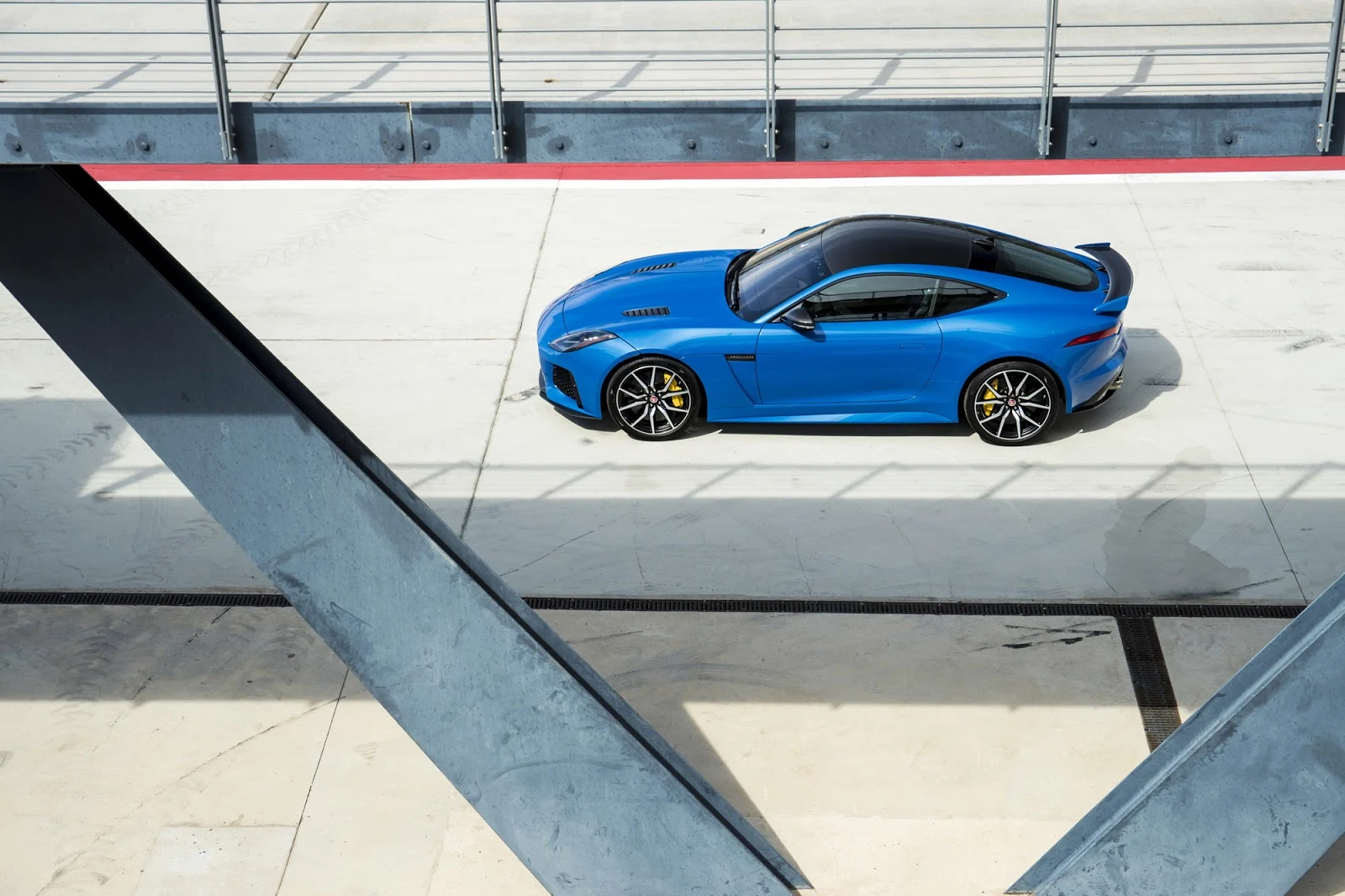 Đánh giá xe Jaguar F-Type SVR 2017