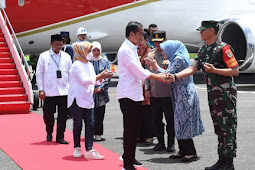 Tiba di Bandung, Jokowi Kunjungi para Pedagang di Pasar Baleendah dan Serahkan Bansos