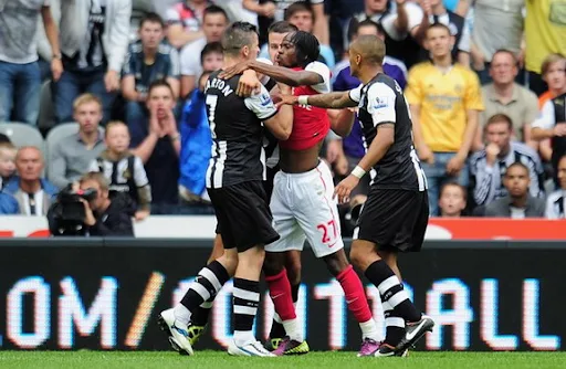 Gervinho confronts Joey Barton shortly before being shown the red card by the referee