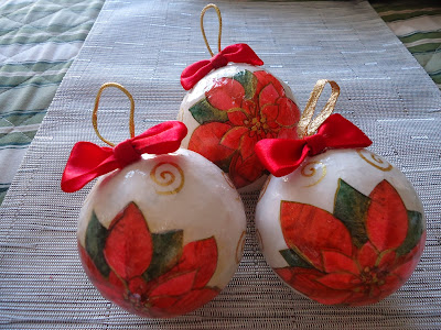 BOLAS NATALINAS; DECORAÇÃO; ARTESANATO DE NATAL; ARTE MANUAL; DECOUPAGEM; DECOUPAGE.