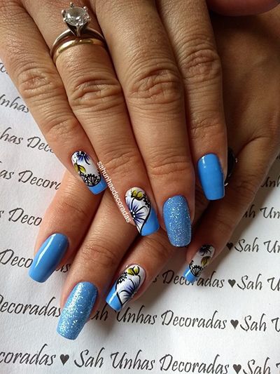 unhas azuis com flores