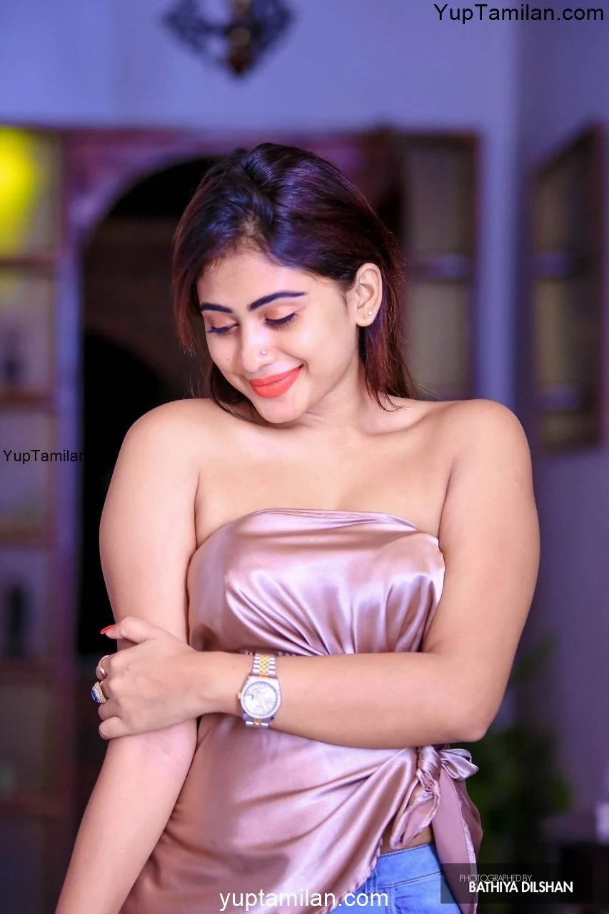 Piumi Hansamali Hot Cleavage Images