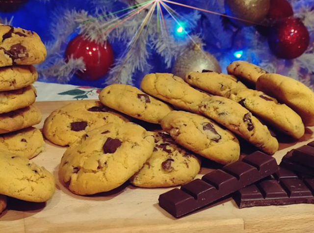 Αφράτα και τραγανά cookies με σοκολάτα και καρύδια
