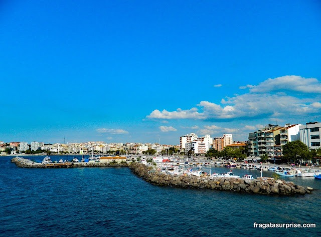 marina da cidade de Çanakkale, Turquia, na margem asiática do estreito de Dardanelos