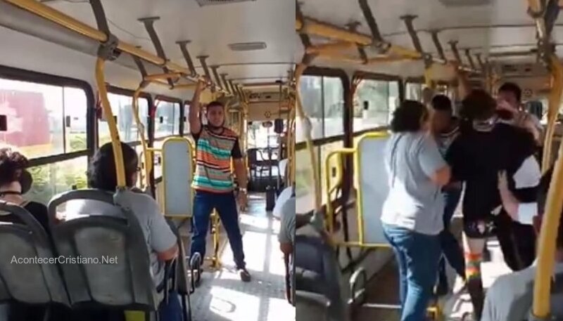 Hombre predicando el Evangelio en un bus