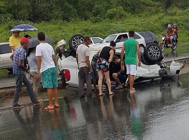 Dois capotamentos foram registrados na PE-160 na tarde do domingo (22)