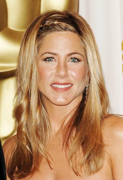 jennifer aniston hairstyles 2009. 2009: Aniston starred in “He#39;s