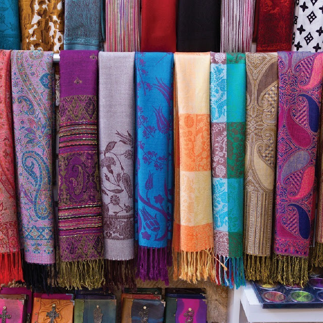 Được biết đến trên khắp thế giới, Pashmina là từ chỉ những chiếc khăn choàng thủ công mềm mại và ấm áp. Chúng được làm từ lông của những chú dê núi trên cao nguyên xanh tươi. Chiếc khăn sang trọng này hứa hẹn sẽ là món quà hấp dẫn dành tặng cho người thân và bạn bè sau chuyến du lịch Nepal.