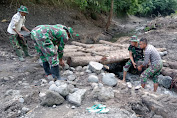 Anggota Satgas TMMD ke 120 Kodim 1415/ Selayar Bersama Warga Bangun Jembatan Darurat