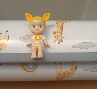 Donny Angel op een rol pakpapier met giraffeprint