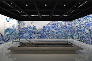 . un banco de azulejos con dibujos de plantas alucinógenas) (galeria adriana varej by tacoa arquitetos )