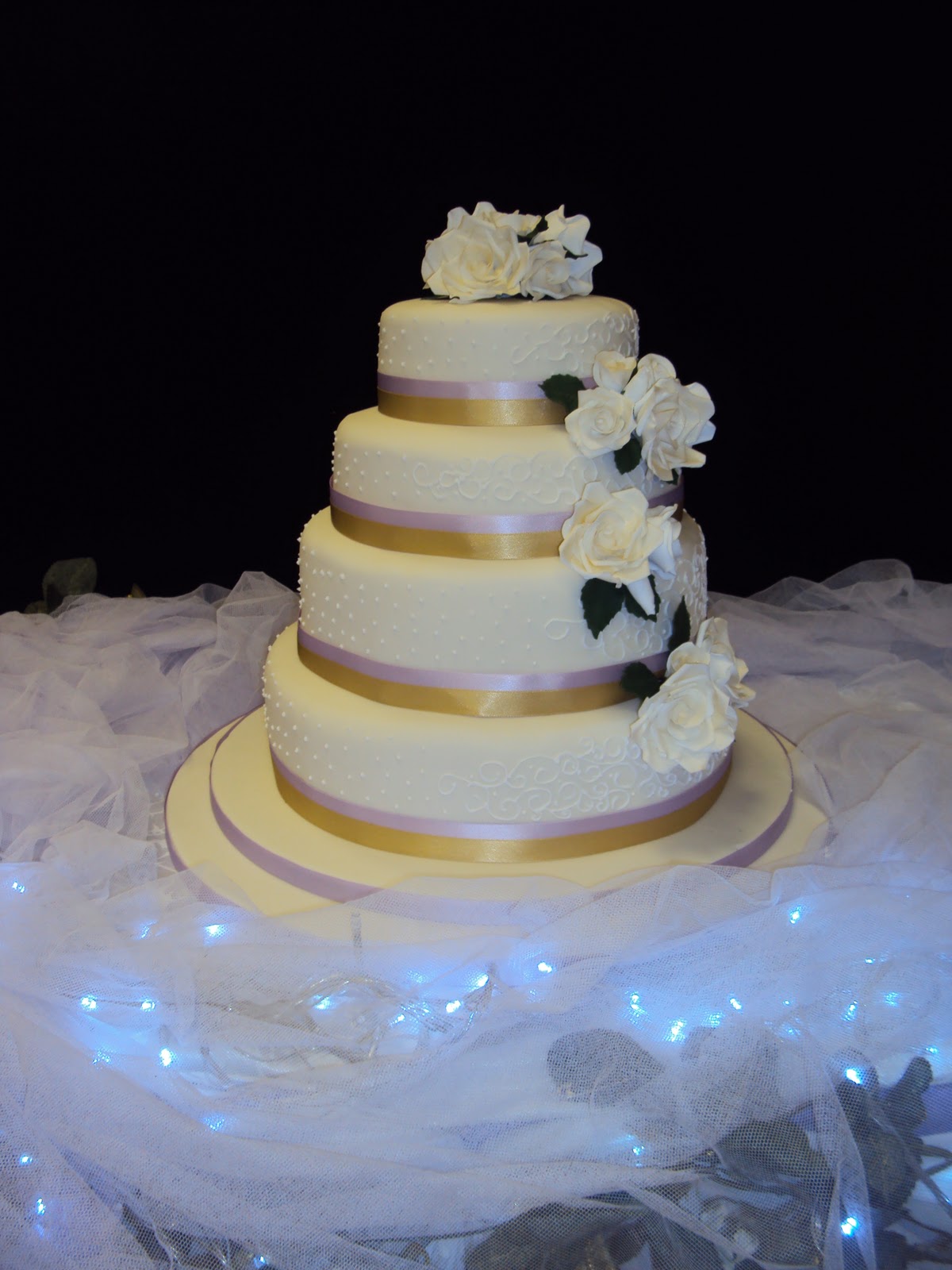 traditional wedding cake with flowers MIMI TO YOU - SWEET AND STYLISH CAKES