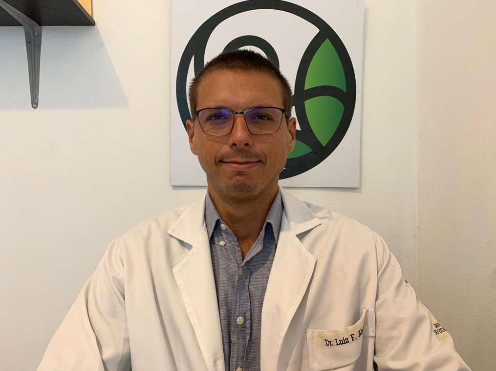 Dr. Luiz Felipe Abdalla, médico clínico com experiência em tratamentos canabinoides e prescritor da plataforma Receita Digital