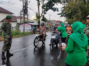 Tetap Semangat, Meski Di Guyur Hujan Koramil 1615-07/Sakra Tetap Berbagi Takjil