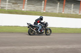 Honda CB400 Spec 1 on the front straight