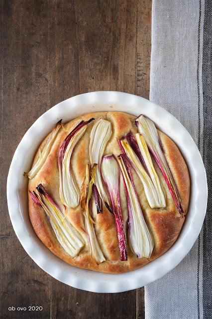 Focaccia morbida ai cipollotti