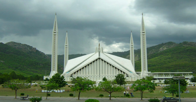 King Shah Faisal built which mosque in Pakistan?