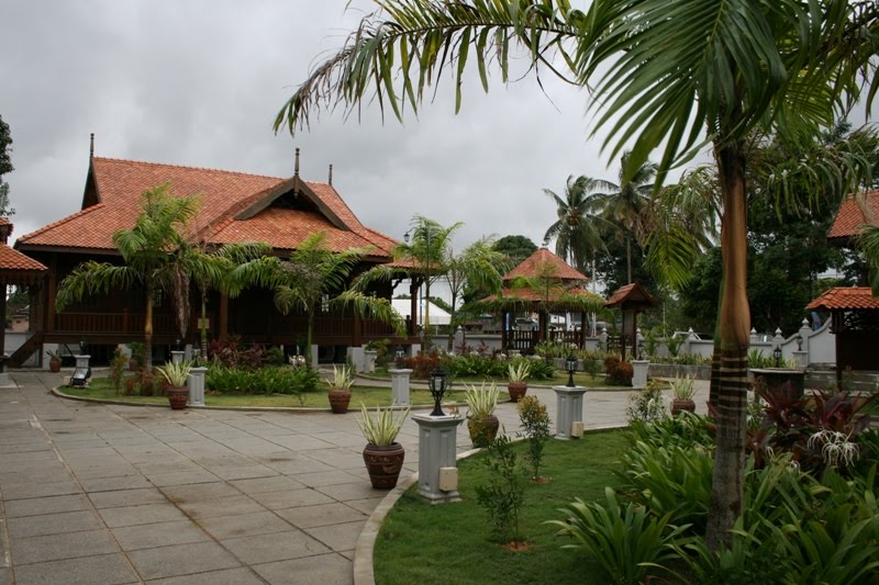 Pelancongan Terengganu Desa Ukiran  Kayu  Istana Tengku Long