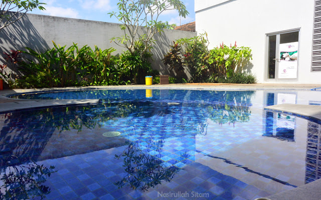 Kolam renang di dekat restoran