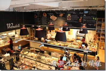台北-溫德德式烘培餐館(內湖店)。一樓挑高空間。