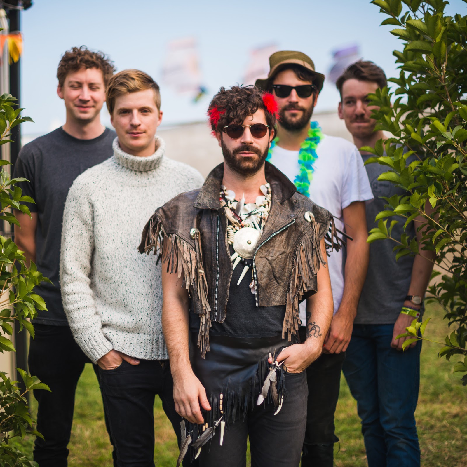 Foals aproveita as férias em clima veranesco no videoclipe de ‘Birch Tree’