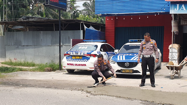 Ditlantas Peduli Keselamatan Lubang Disepanjang Jalan Paus di Cor