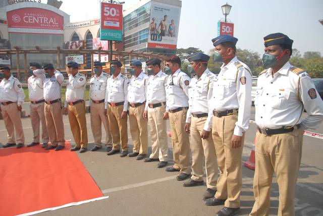 Growel’s 101 Mall puts its best foot forward to ‘save the saviour’, distributes anti-pollution masks to traffic cops