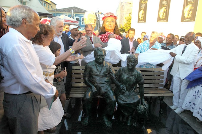 Zélia e Jorge já estão sentados na Praça de Sant`Anna